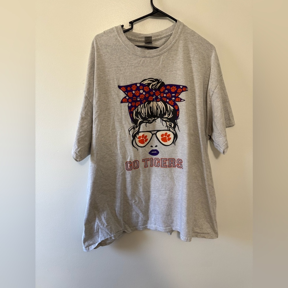 Gildan Gray Clemson ‘Go Tigers’ Graphic Tee with Fun Design